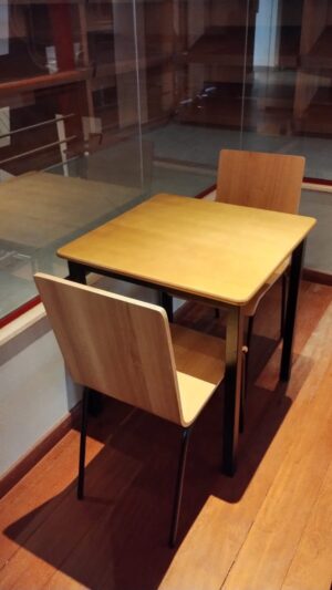 conjunto de mesa e 2 cadeiras design moderno