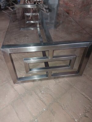 mesa de centro de design geométrico.